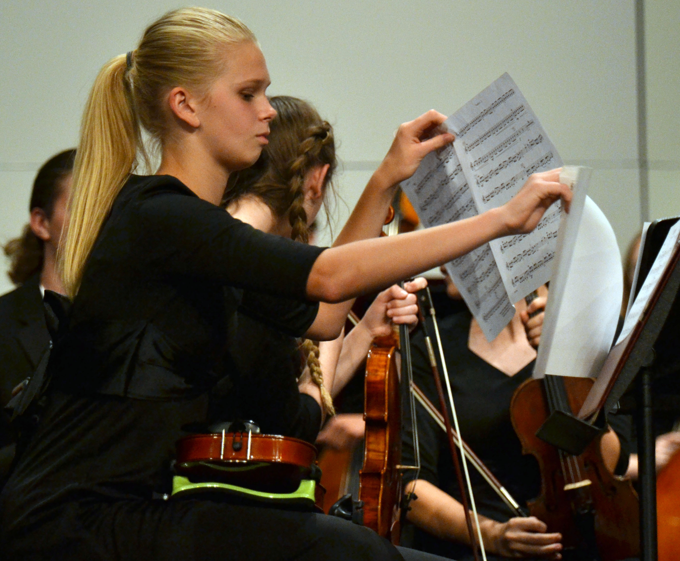 the-freshman-orchestra-player-gets-ready-for-the-first-song-of-the