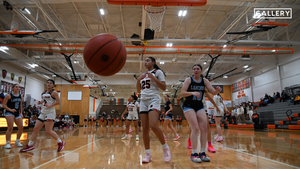 Gallery: Varsity Girls Basketball falls to SMNW 49-31