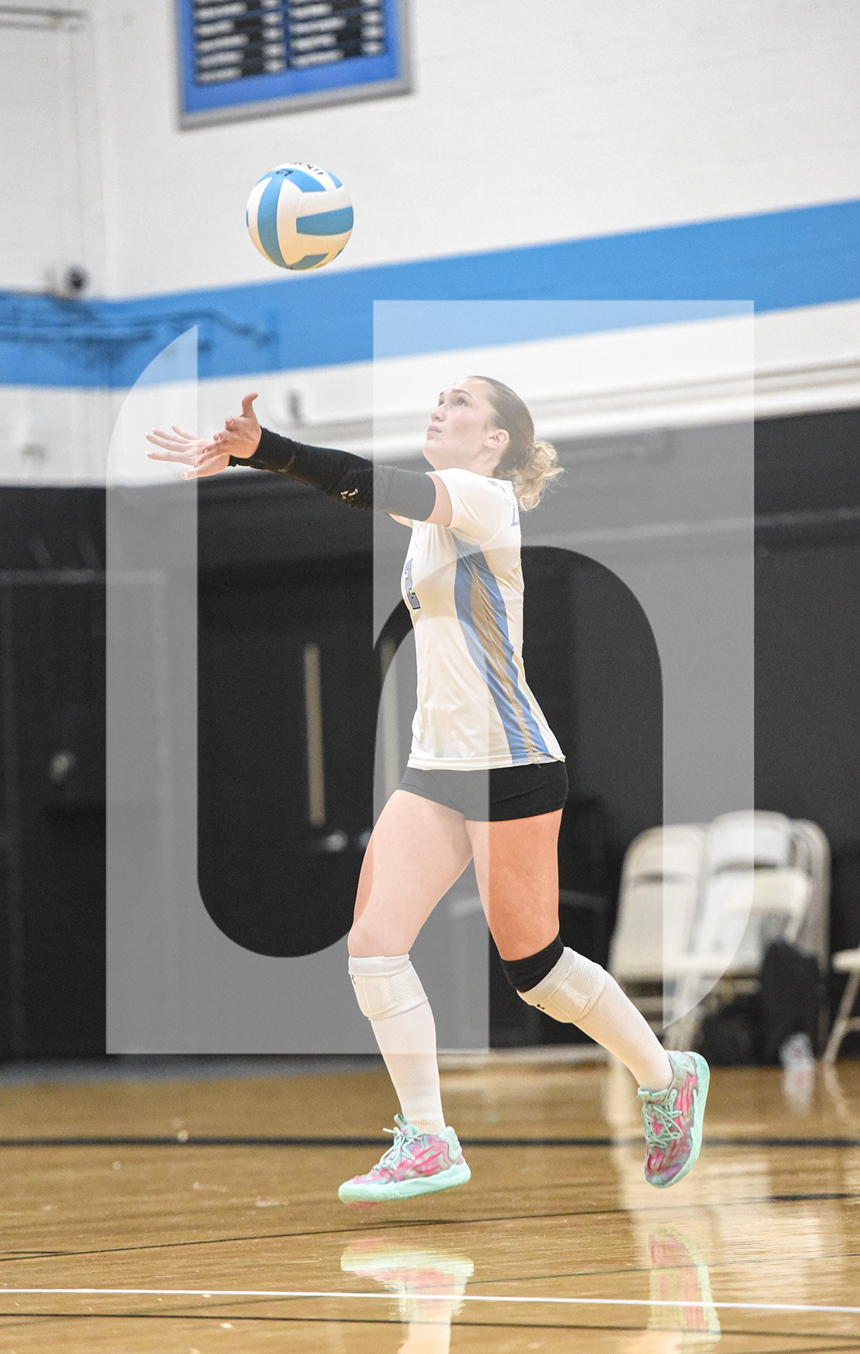 Gallery: Varsity Volleyball defeats SM North 3-0