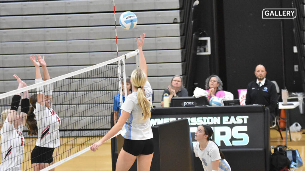 Gallery: Varsity Volleyball defeats SM North 3-0